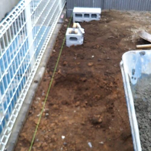 物置の基礎ブロックの設置作業です。