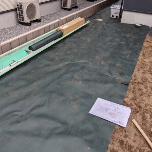 防草シート敷きです。