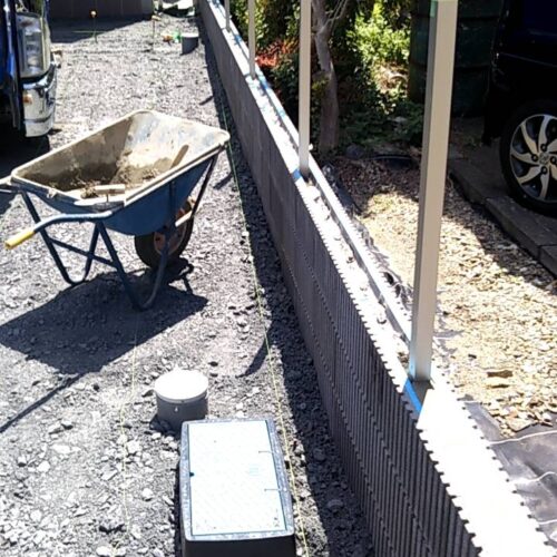 フェンスの柱、天端ならし作業です。