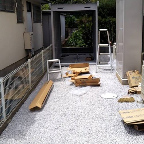 物置設置作業です。