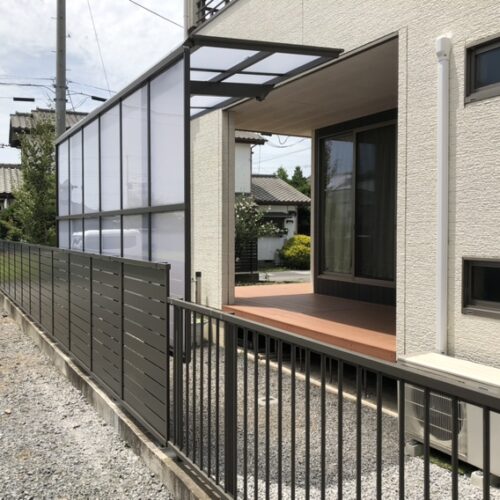 テラス及びフェンス工事完了となります。