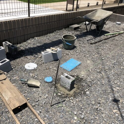 物置きの設置作業開始となります。