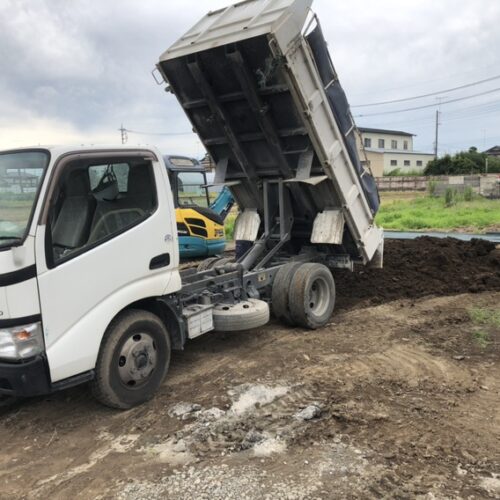 お庭部分への土入れ作業となります。