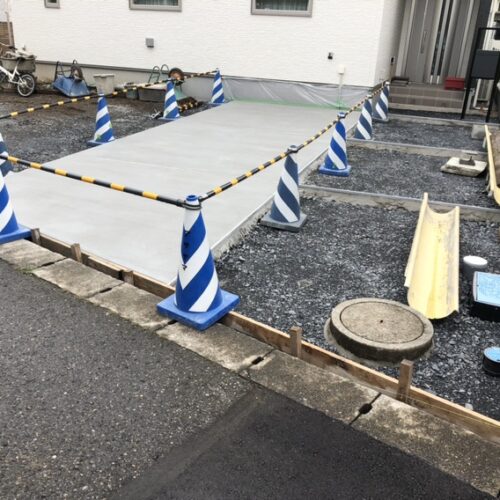 駐車場の土間コンクリートの養生です。