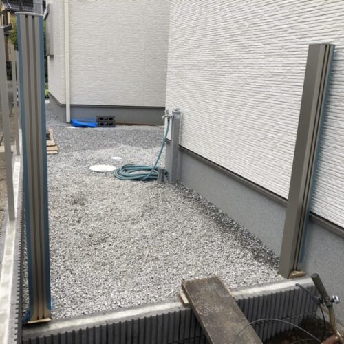 門扉の柱建てとなります。