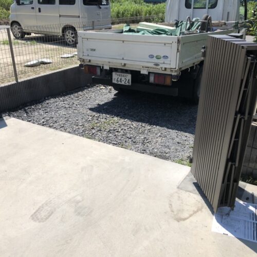 伸縮ゲートの吊り下げ式ハンガータイプの本体の設置となります。