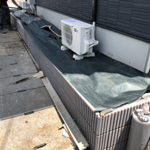 防草シート及び6号砕石の敷き込み作業となります。