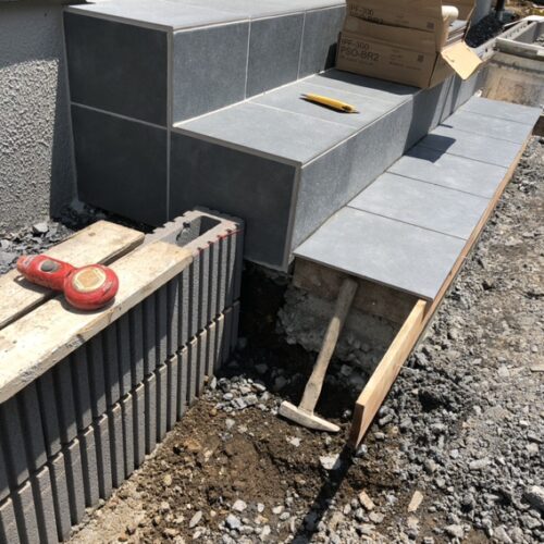 玄関タイル張り作業となります。