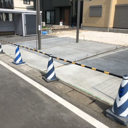 駐車場の土間コンクリートの養生となります。