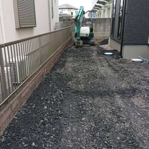 人工芝下地砕石入れです。