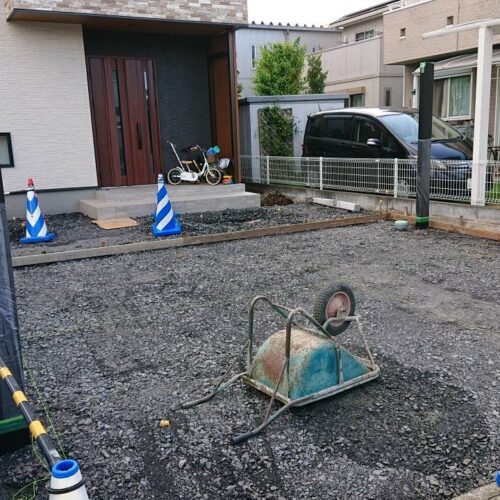 カーポート柱建てです。