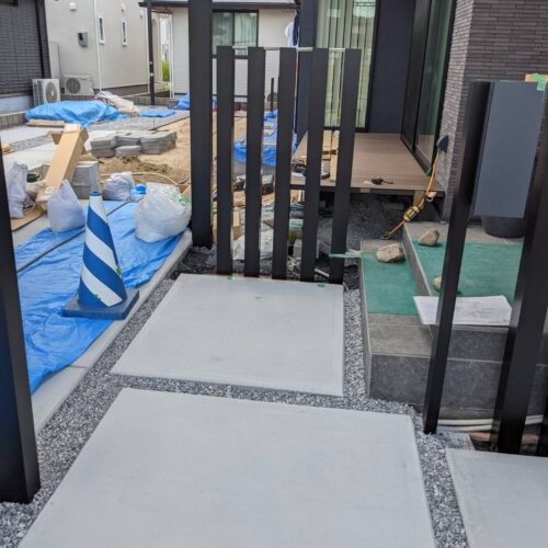 玄関周りのデザイナーパーツ建てです。