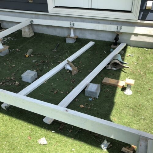 既存の木製デッキの解体撤去作業です。