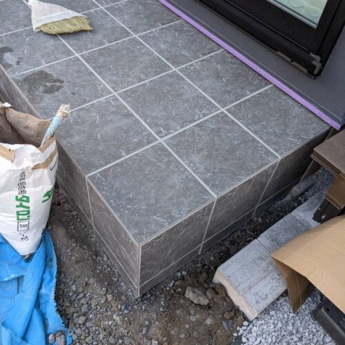 タイルの目地詰め作業。