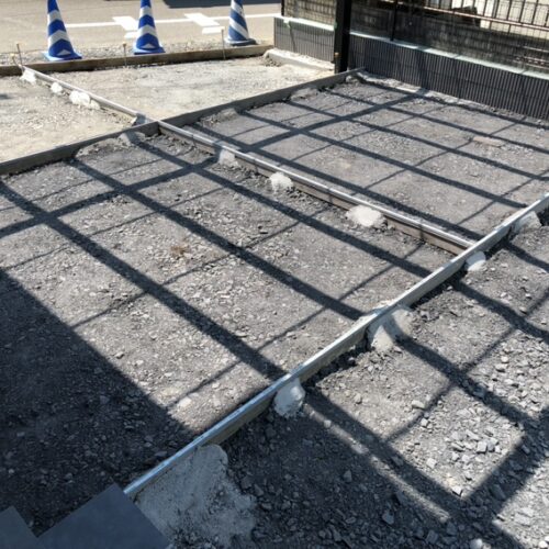 駐車場の見切りのエキスパンタイの設置となります。