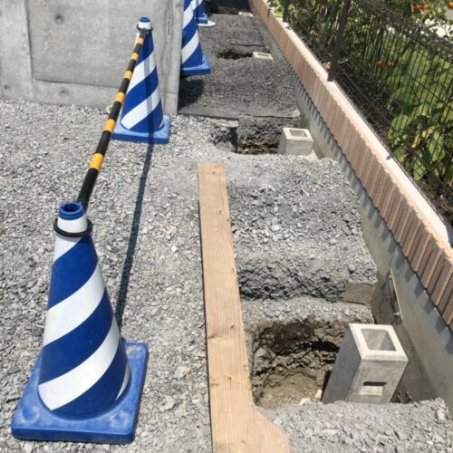 フェンス基礎石の設置となります。