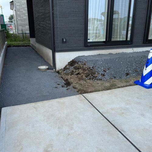 インターロッキング下地砕石入れ完了です。