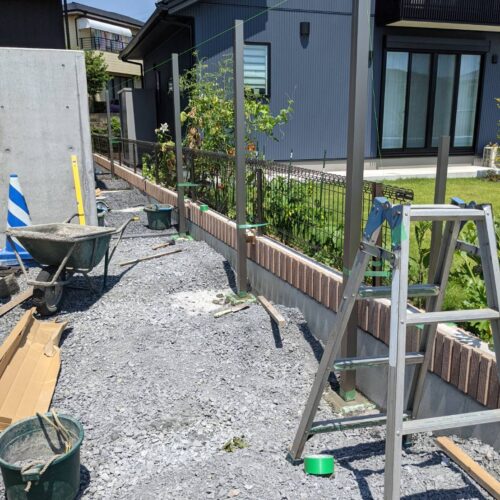 フェンスの柱建て作業です。