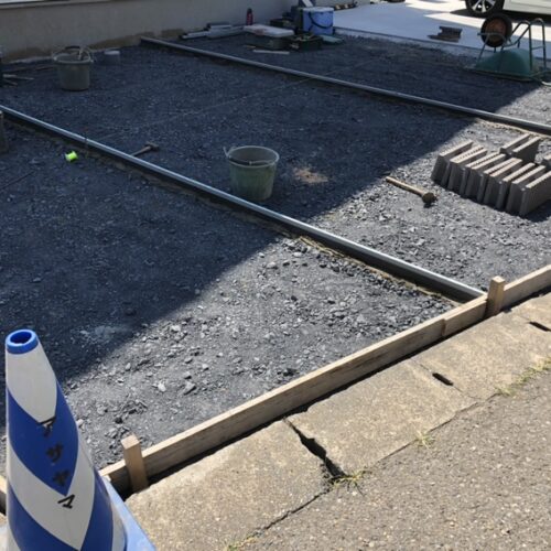 駐車場の見切りエキスパンタイの設置となりまして駐車場の土間コンクリートの打設準備となります。