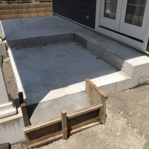 タイル下地コンクリートの脱枠作業となります。