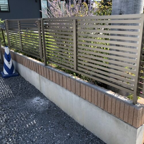 既存のブロックへのフェンスの設置作業となります。