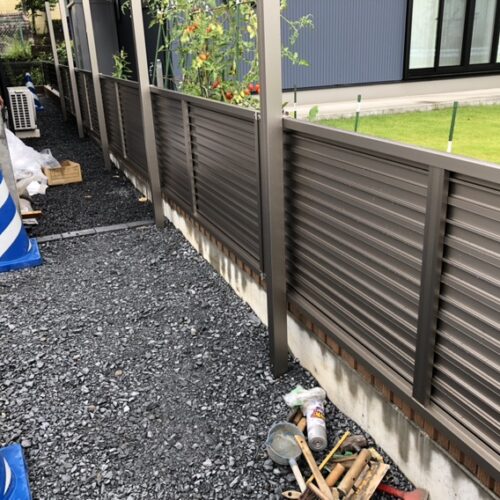 目隠しフェンスの取り付け作業となります。