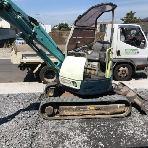 重機を回送して駐車場場部分の掘削作業開始です。