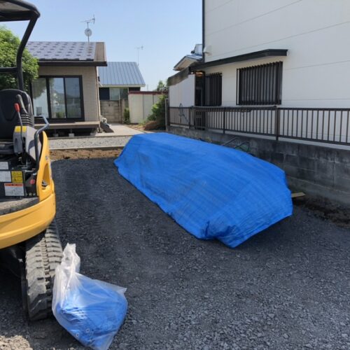 シート養生をしてカーポートの材料搬入となります。