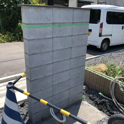 門袖のブロック積み作業となります。