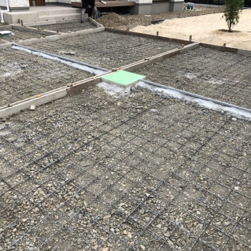 本日は駐車場の土間コンクリートの打設作業となります。メッシュ筋を敷いてミキサー車の到着を待ちます。