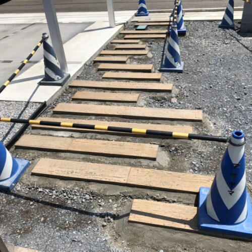 アプローチの枕木スリーパー材の敷設作業完了となります。