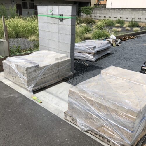 アプローチのインターの材料が現場へ納入到着となりましてアプローチの準備作業となります。