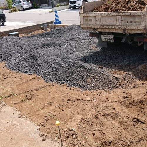 砕石転圧です。