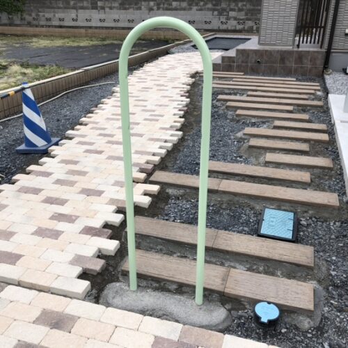 ポスト柱の支柱の建て込み作業となります。