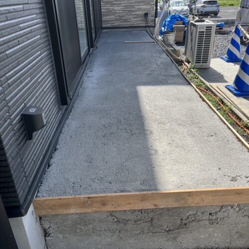 テラスのタイル張り作業となります。まずはタイルの下地作業から作業開始です。