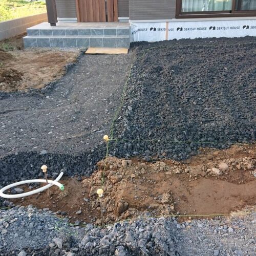 アプローチの砕石入れです。