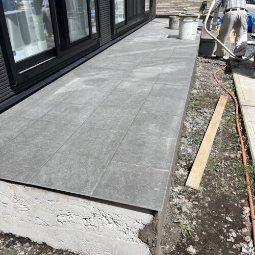 タイル張り作業となります。