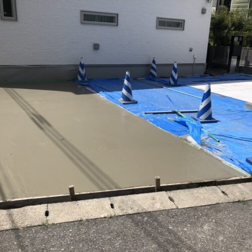 駐車場の土間コンクリートの打設作業となります。