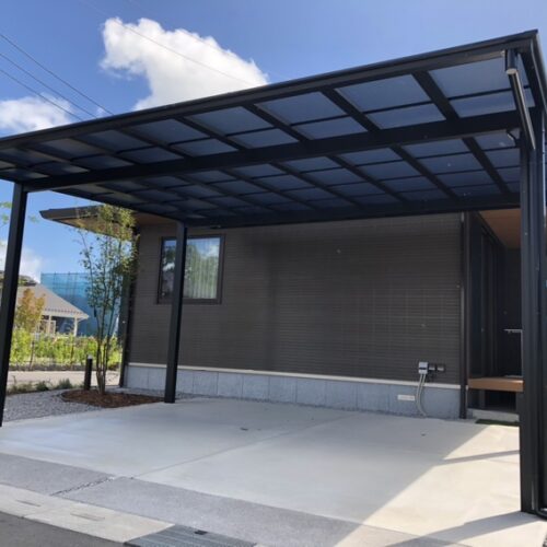 カーポート駐車場工事です。駐車場の土間コンクリートの養生も終わりお車を入れて頂いて工事完了となります。