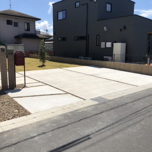 駐車場の土間コンクリートの養生完了となります。