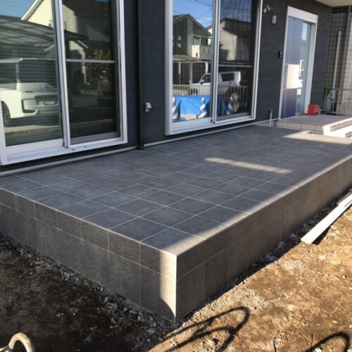 テラスタイル張り作業です。