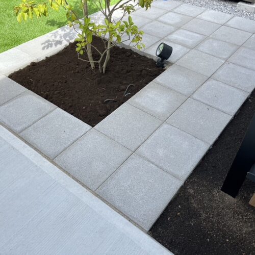 植栽帯への土入れ作業を致しまして工事完了となります。