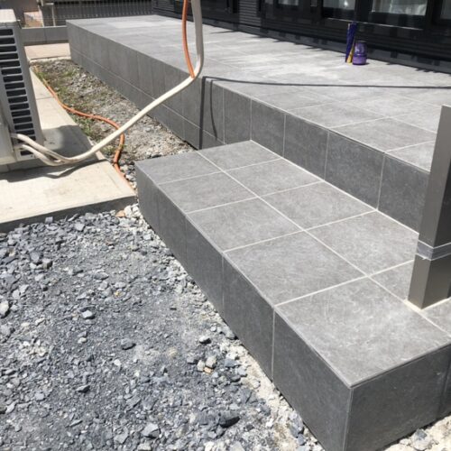 テラスのタイル張り作業まで完了となります。