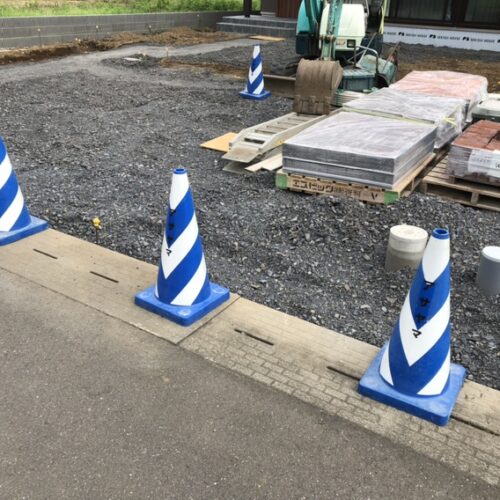 台風対策の為にカラコーンのバーを外して台風の接近に備えて参ります。