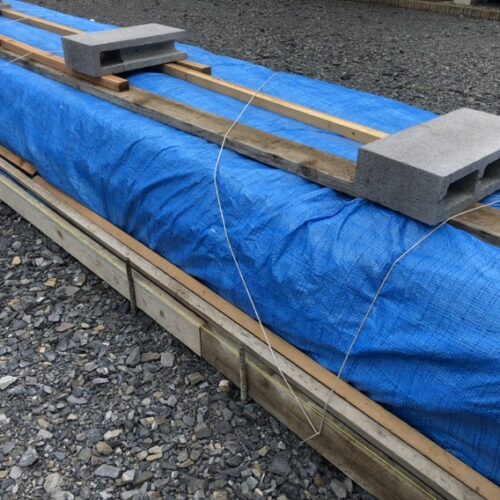 台風の接近の為にシート養生にロープを掛けて台風対策をして参ります。