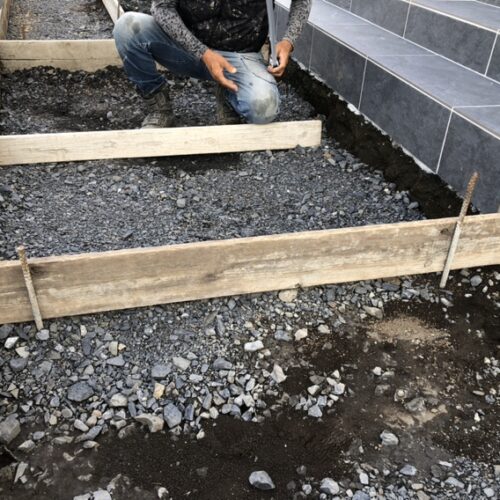 コンクリート塀部分のベース型枠組み作業となります。