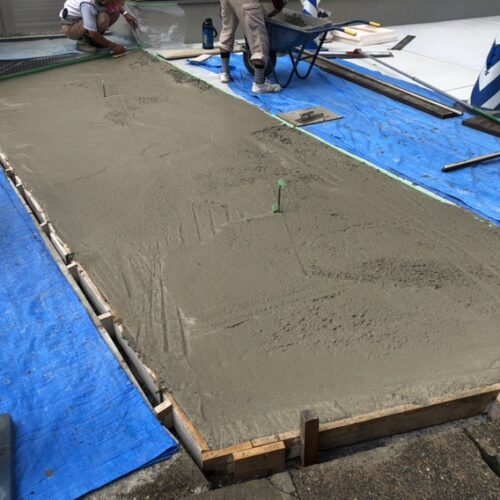 駐車場の土間コンクリートの打設です。