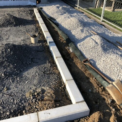 コンクリート縁石の設置となります。