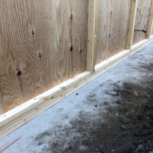 コンクリート塀の型枠組み作業となります。