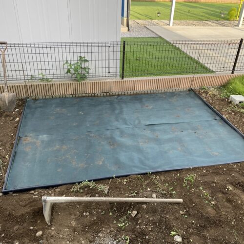 防草シート敷きです。